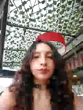 Snapshot of _Laary chatting on December 19, 2024, 7:40 pm  Laary online show from December 19, 2024, 7:40 pm