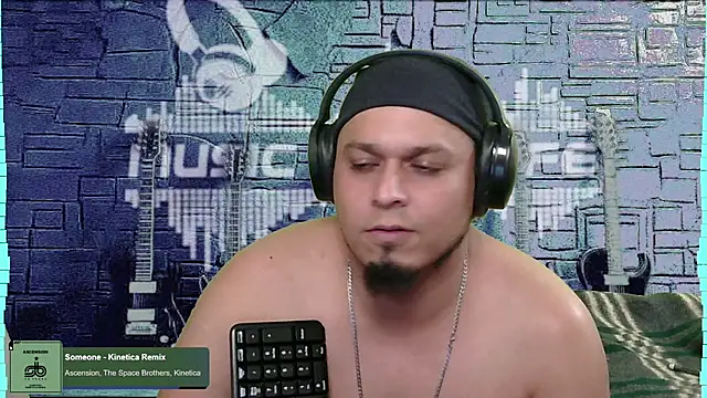 Snapshot of chino_roz chatting on January 8, 2025, 9:01 pm chino roz online show from January 8, 2025, 9:01 pm