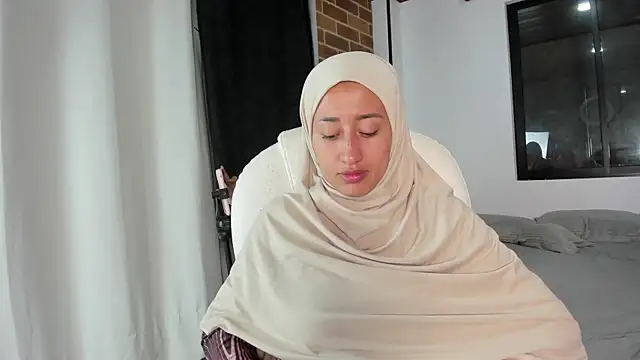 adila anich online show from November 16, 2025, 2:28 am