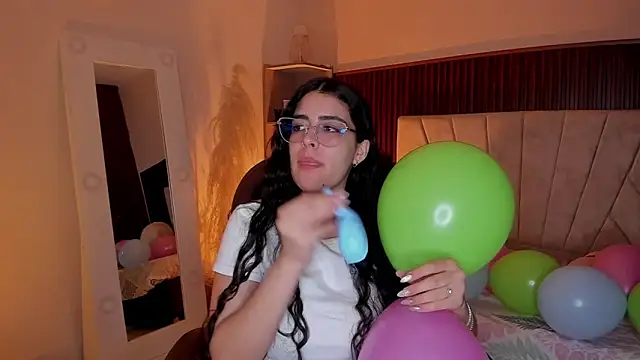  Niah  online show from April 7, 2026, 9:04 pm