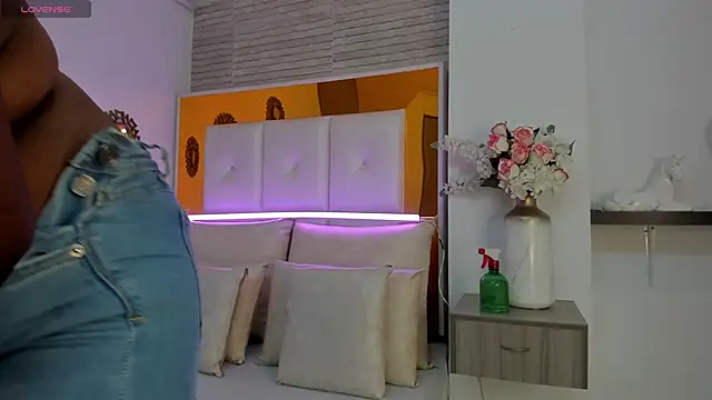 ShaniaBrownn online show from March 13, 2025, 7:50 pm