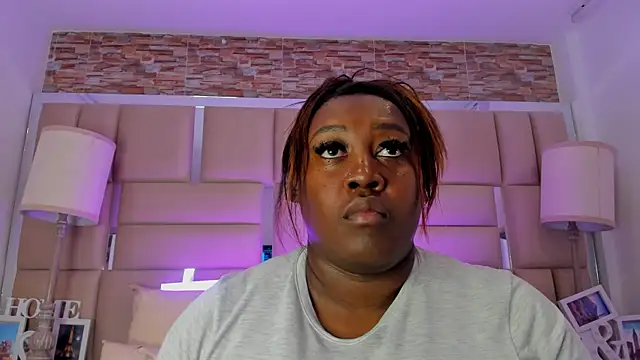 ShaniaBrownn online show from October 1, 2025, 7:42 pm