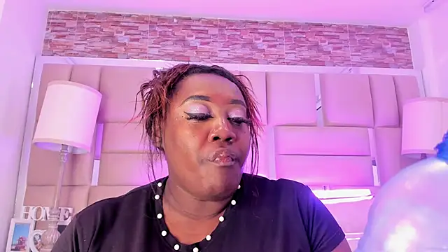 ShaniaBrownn online show from October 18, 2025, 6:19 pm