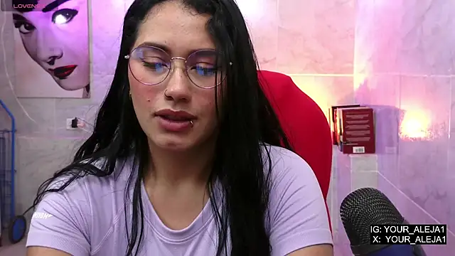Snapshot of LauraRuiz1 chatting on May 15, 2026, 11:45 pm LauraRuiz1 online show from May 15, 2026, 11:45 pm