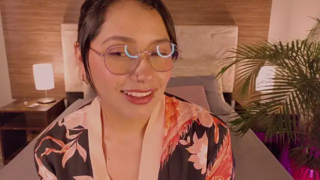Snapshot of LauraRuiz1 chatting on July 10, 2026, 9:50 pm LauraRuiz1 online show from July 10, 2026, 9:50 pm