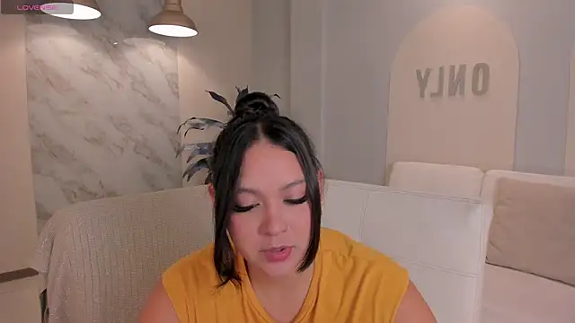 ToriCrossX online show from October 10, 2025, 1:21 pm