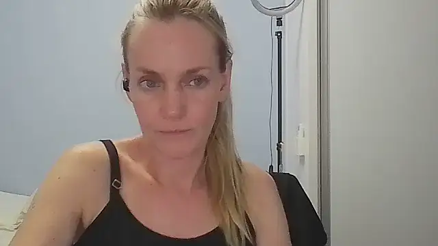 Annylove1 online show from February 18, 2026, 12:17 am