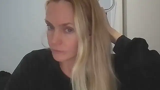 Annylove1 online show from May 13, 2026, 12:08 am