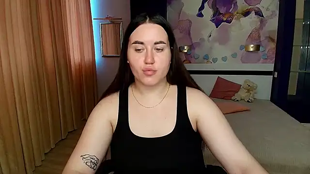 Snapshot of Roxie_Bradley chatting on July 20, 2026, 5:44 am Roxie Bradley online show from July 20, 2026, 5:44 am