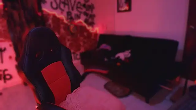 Laura takint online show from November 11, 2025, 9:04 pm