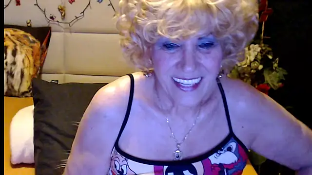 HappyWomanOn online show from February 4, 2026, 7:09 pm