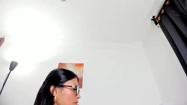 nia  white online show from March 26, 2026, 1:33 am