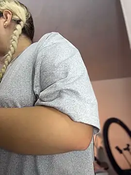 Irisweet  online show from February 25, 2026, 9:02 pm