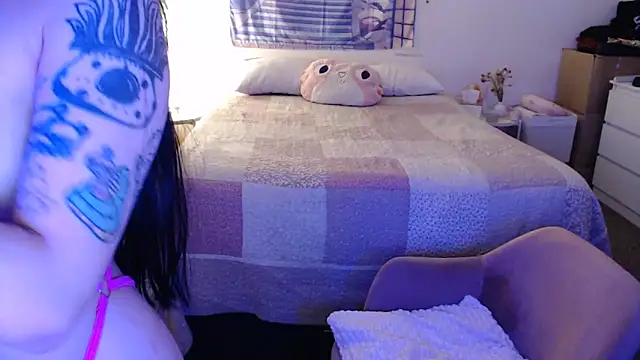 latinpetit online show from November 19, 2025, 2:11 am