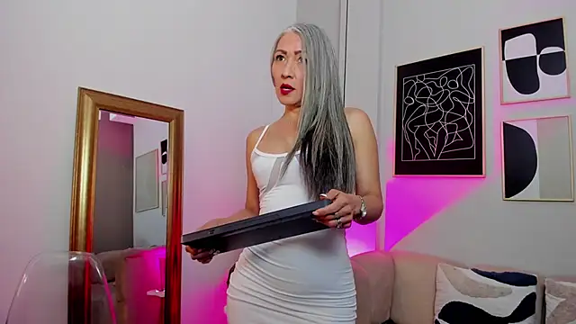  Nicoletteshea  online show from April 8, 2026, 8:20 pm