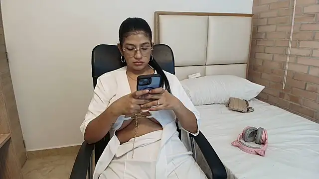 sara2520 online show from April 19, 2026, 12:00 am