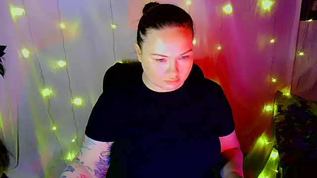 Victoria Marks online show from November 23, 2025, 9:36 pm