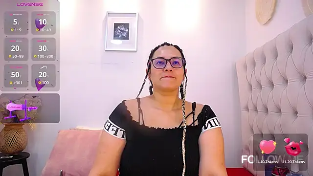 Snapshot of MIchelMomet chatting on January 28, 2025, 12:43 pm MIchelMomet online show from January 28, 2025, 12:43 pm