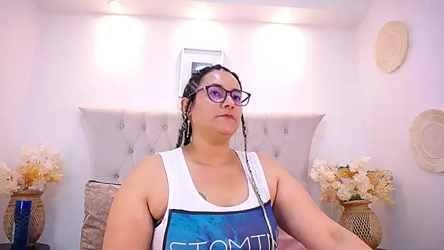 Snapshot of MIchelMomet chatting on February 4, 2025, 12:44 pm MIchelMomet online show from February 4, 2025, 12:44 pm