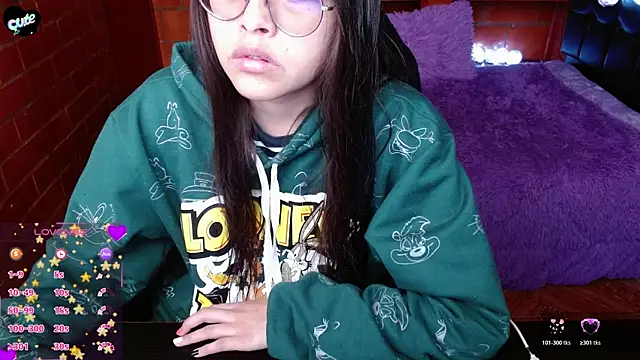 MidoriQuiinn online show from May 13, 2026, 4:26 pm