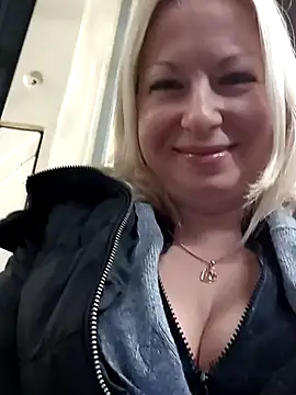 Arina smiles online show from December 8, 2024, 1:47 pm