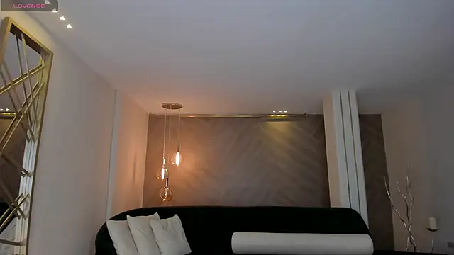 NiaHolland online show from October 9, 2025, 6:06 pm