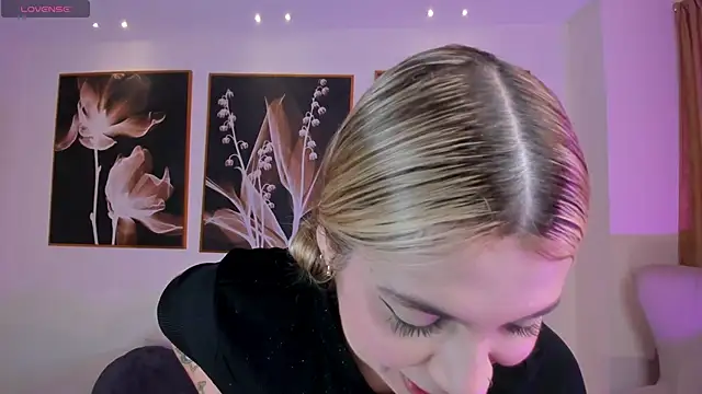 NiaHolland online show from February 1, 2026, 5:55 pm