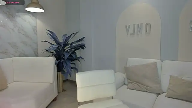 NiaHolland online show from February 15, 2026, 10:50 pm