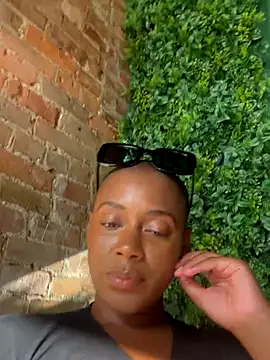 Snapshot of HoneyDripHer chatting on October 1, 2025, 9:21 pm HoneyDripHer online show from October 1, 2025, 9:21 pm