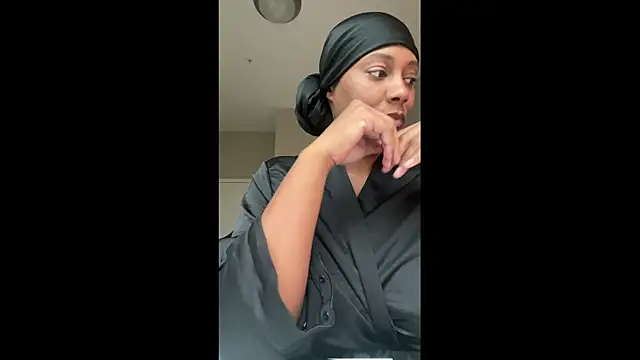 Snapshot of HoneyDripHer chatting on November 18, 2025, 6:23 pm HoneyDripHer online show from November 18, 2025, 6:23 pm