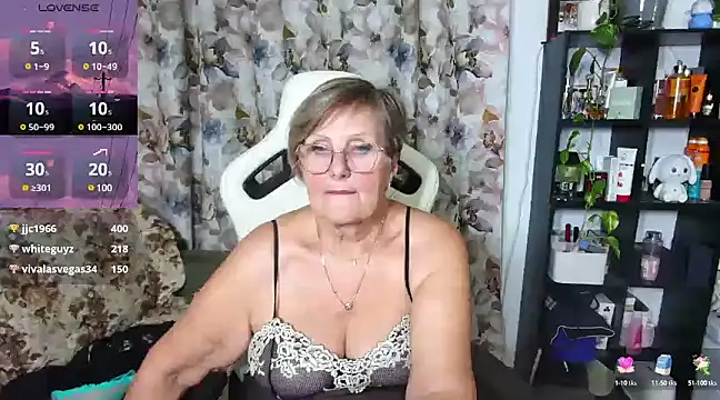 Snapshot of Selenna57 chatting on December 3, 2024, 10:51 pm Selenna57 online show from December 3, 2024, 10:51 pm