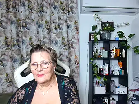 Snapshot of Selenna57 chatting on December 18, 2024, 2:10 am Selenna57 online show from December 18, 2024, 2:10 am