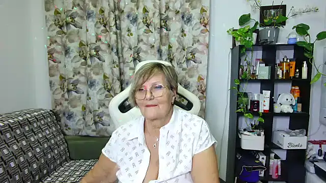 Snapshot of Selenna57 chatting on December 27, 2024, 11:42 pm Selenna57 online show from December 27, 2024, 11:42 pm