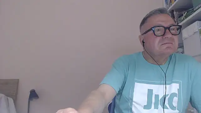 Snapshot of YOU6me chatting on July 6, 2026, 8:55 am YOU6me online show from July 6, 2026, 8:55 am