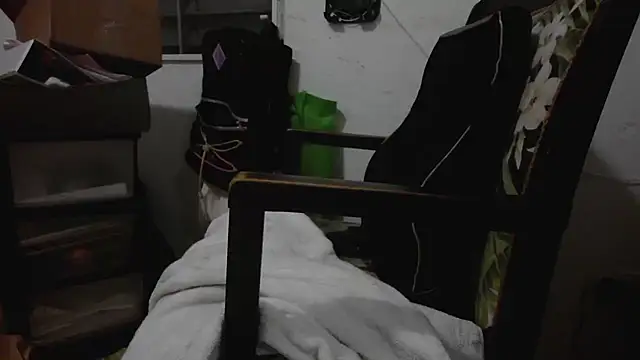 Snapshot of poppergirl69 chatting on December 16, 2024, 4:55 am poppergirl69 online show from December 16, 2024, 4:55 am