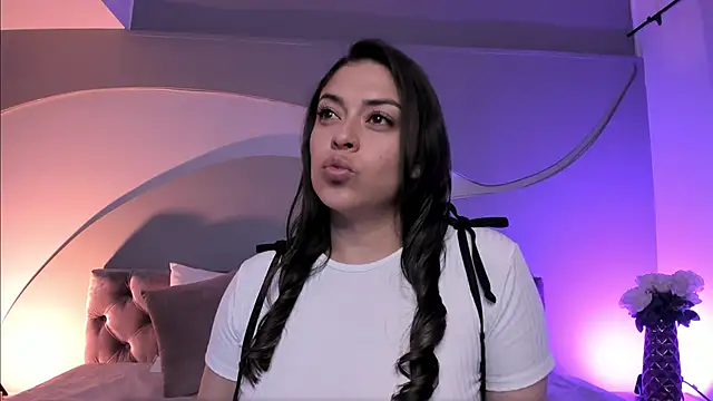 Snapshot of Nicolle_W chatting on February 5, 2025, 11:55 am Nicolle W online show from February 5, 2025, 11:55 am