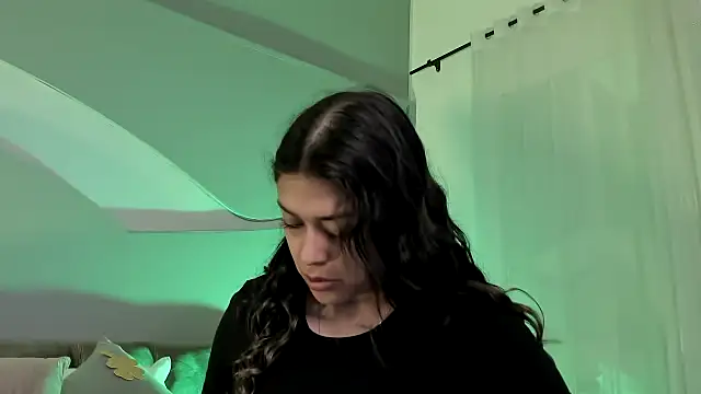 Snapshot of Nicolle_W chatting on March 17, 2025, 6:42 pm Nicolle W online show from March 17, 2025, 6:42 pm