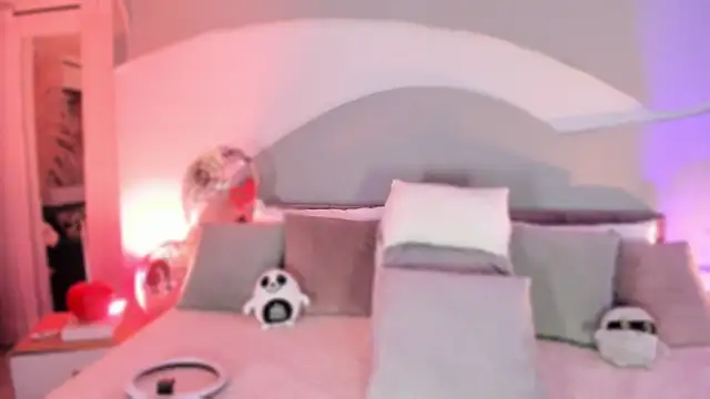 Snapshot of Nicolle_W chatting on October 21, 2025, 11:55 am Nicolle W online show from October 21, 2025, 11:55 am