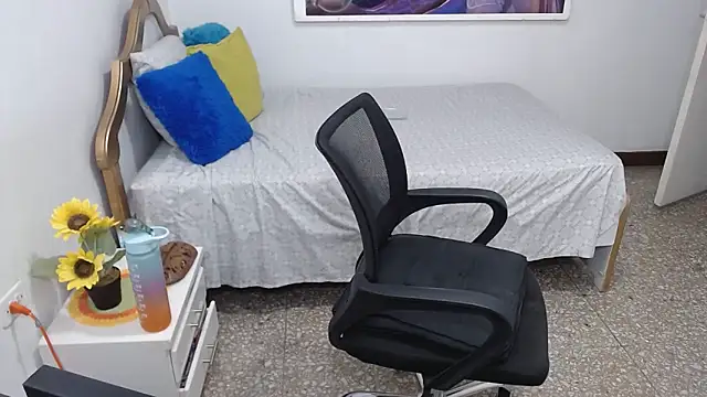 emiliaa hot online show from December 19, 2024, 12:24 am