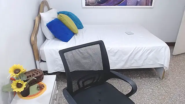 emiliaa hot online show from February 7, 2025, 6:45 pm