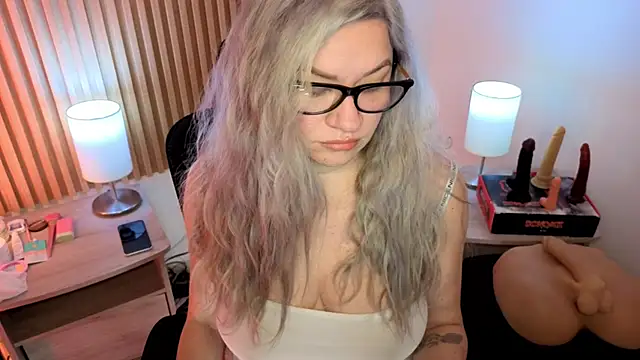 Snapshot of MarianL0ve chatting on April 15, 2026, 10:44 am MarianL0ve online show from April 15, 2026, 10:44 am