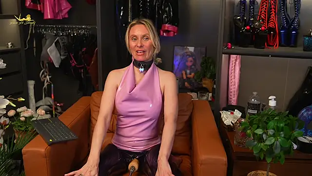 lacie le beauty online show from December 26, 2024, 8:11 pm