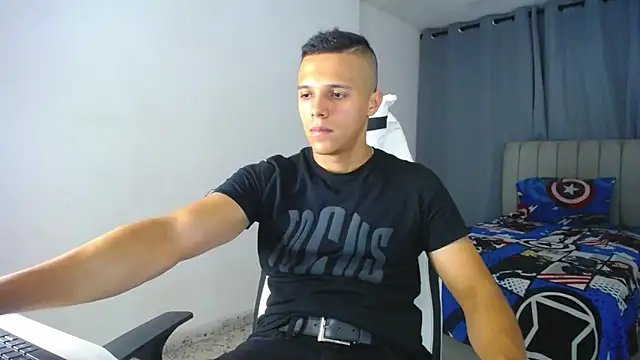 Snapshot of DavidAngell7 chatting on February 10, 2025, 2:41 am DavidAngell7 online show from February 10, 2025, 2:41 am