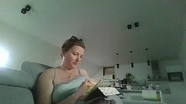 LiquidLeonie online show from May 3, 2026, 6:52 am