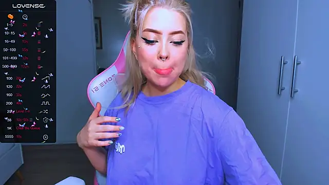 MonaLauu online show from December 9, 2024, 11:24 pm