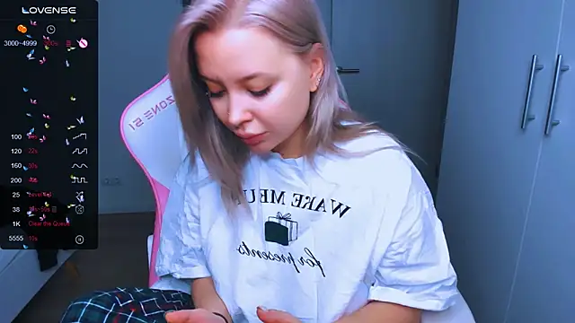 MonaLauu online show from December 26, 2024, 11:32 am