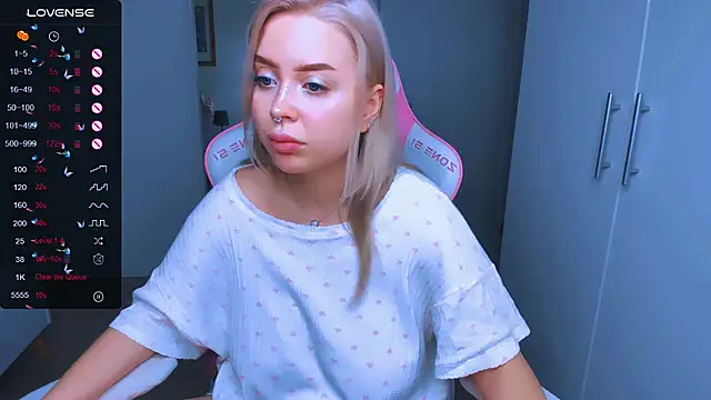 MonaLauu online show from December 28, 2024, 1:28 pm