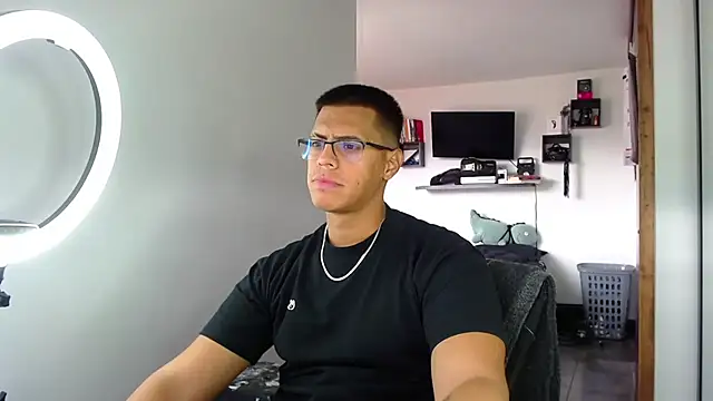 Snapshot of _John_Boy_ chatting on April 5, 2026, 7:33 pm John Boy online show from April 5, 2026, 7:33 pm