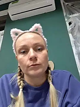 Snapshot of Bondgirl_013 chatting on March 8, 2026, 4:44 pm Bondgirl 013 online show from March 8, 2026, 4:44 pm