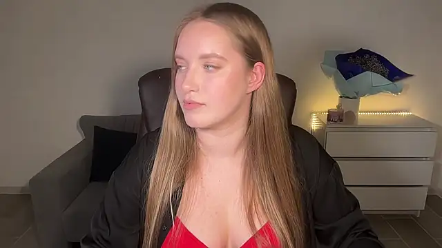 Snapshot of EvaMaddison chatting on July 5, 2026, 9:44 pm EvaMaddison online show from July 5, 2026, 9:44 pm